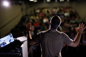 מרצה מול קהל